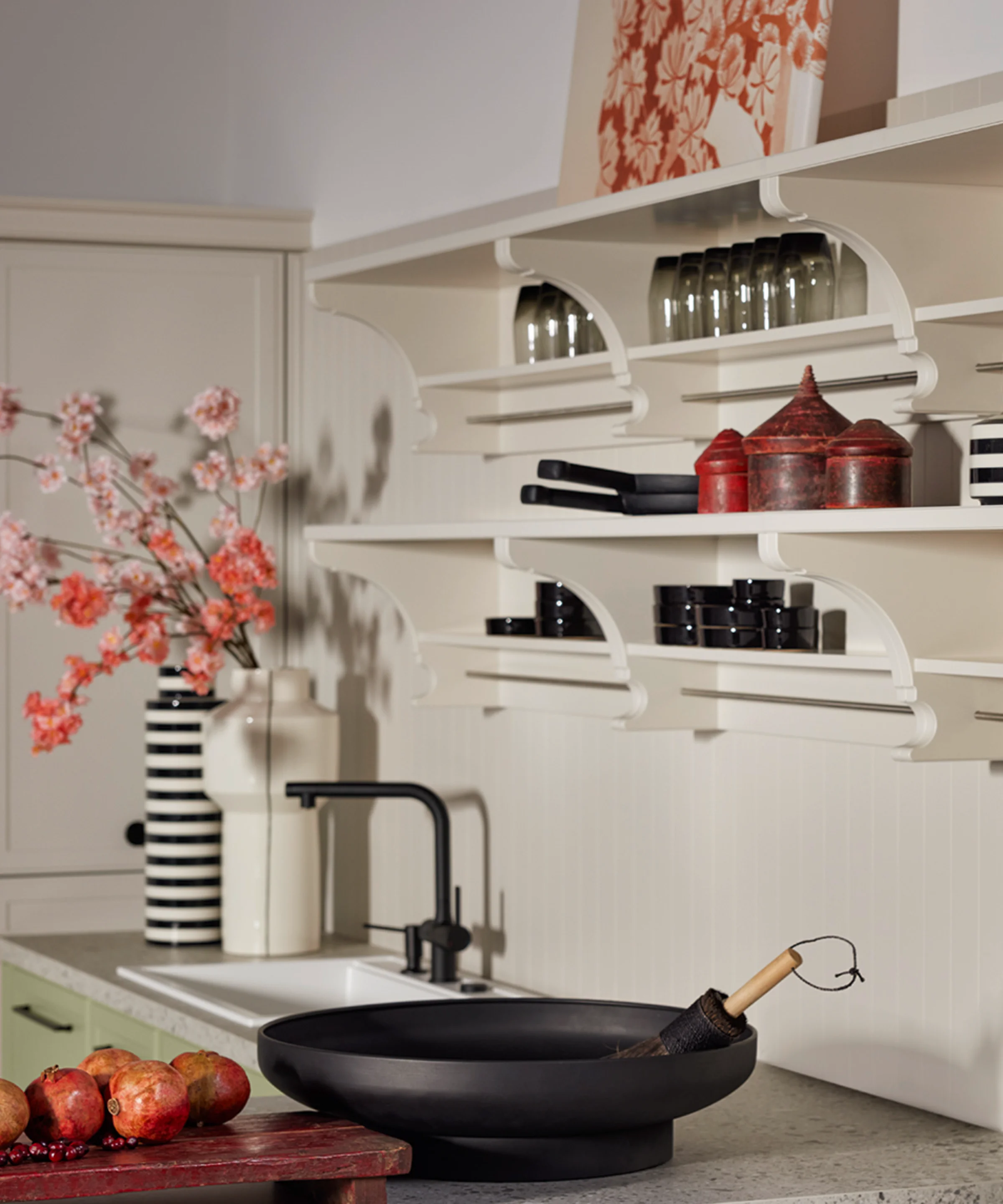 Een stijlvolle keuken met open planken en decoratieve elementen. Nolte Keukens.