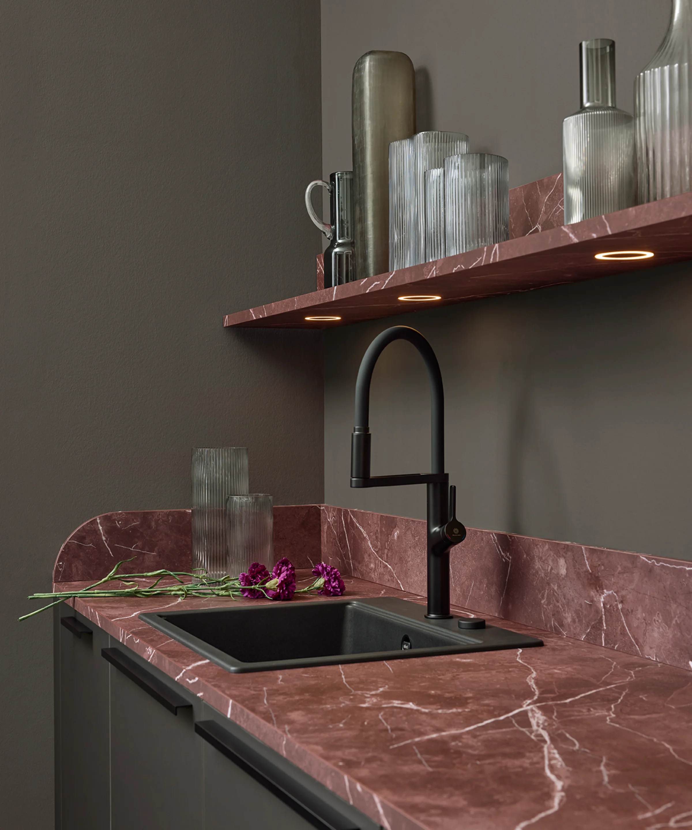 Cuisine moderne en marbre rouge avec éléments déco élégants, Nolte Küchen.