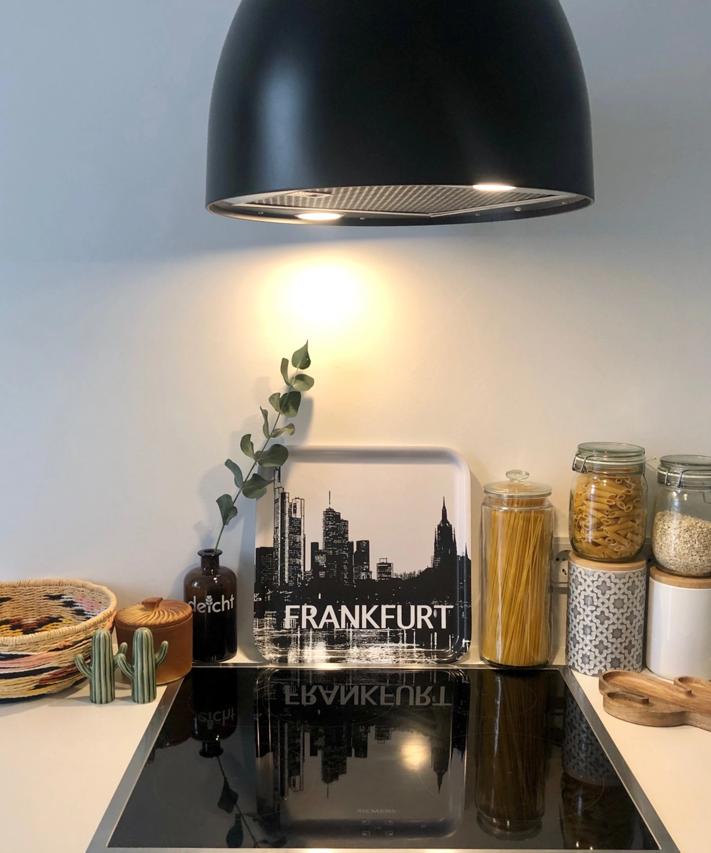 Une cuisine moderne avec des éléments décoratifs et une plaque de cuisson, conçue par Nolte Kitchen.