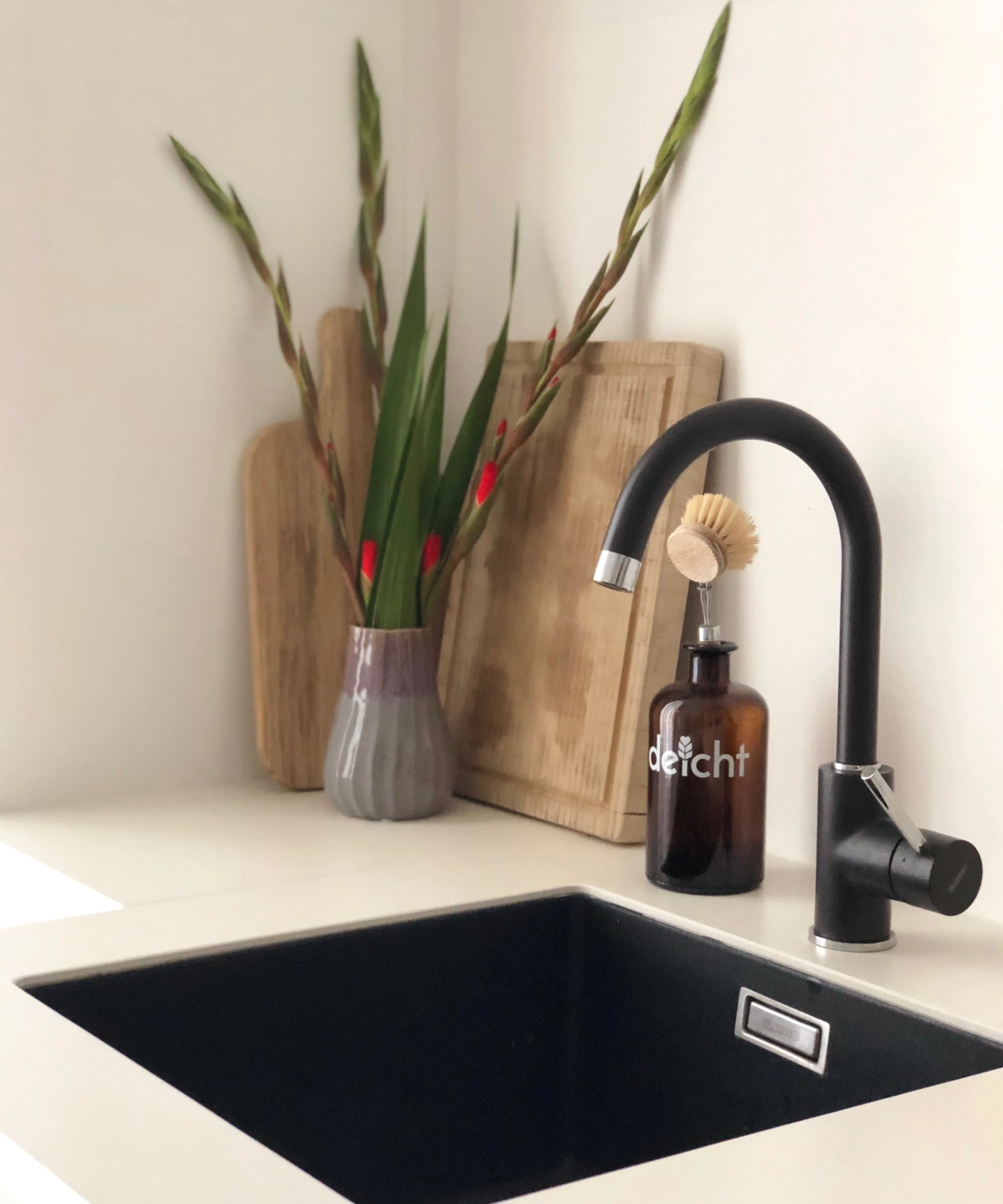 Un évier de cuisine moderne avec décoration, assorti aux cuisines Nolte.