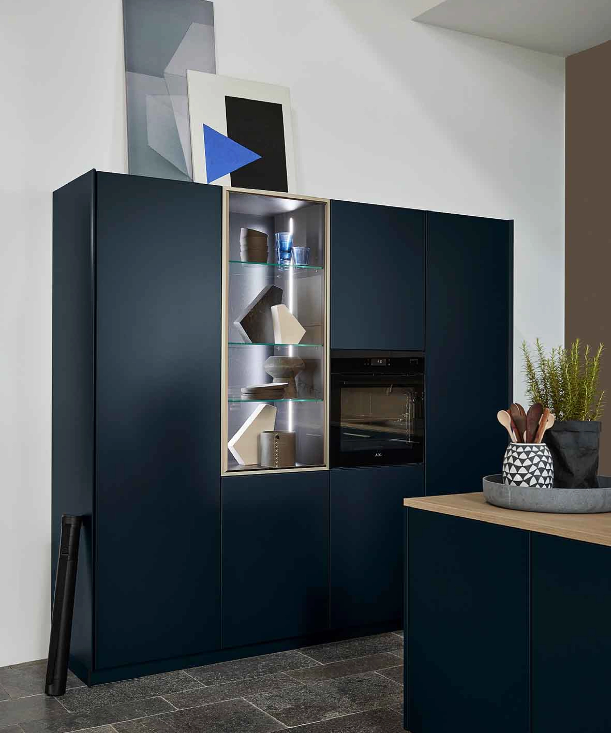Eine moderne Küche mit blauen Schränken und eingebauten Geräten, präsentiert von Nolte Küchen.