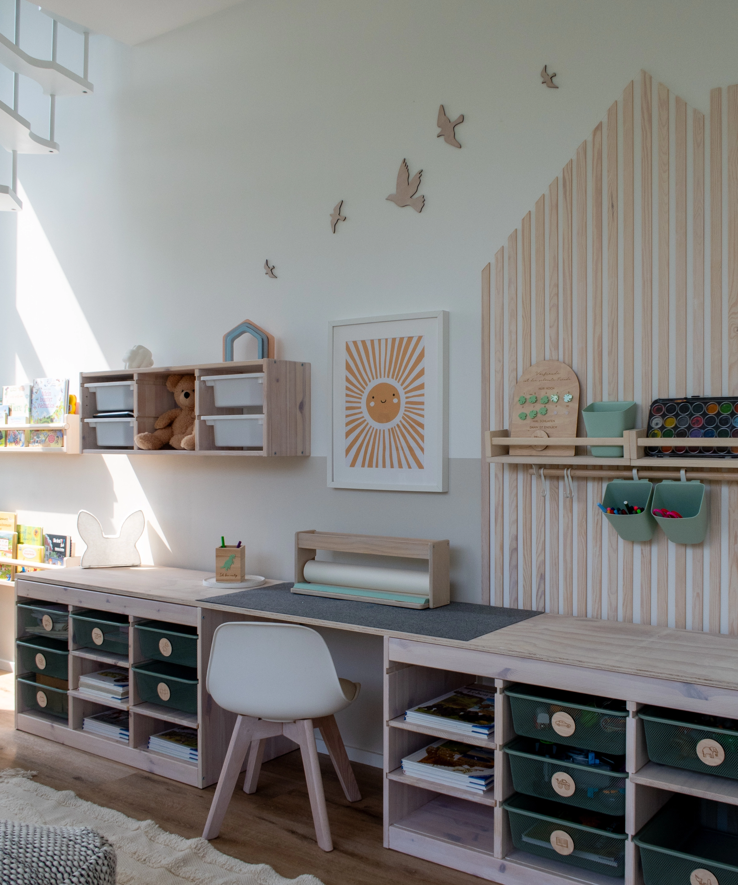 Un elegante dormitorio infantil con estanterías de juguetes y un escritorio, ideal para Nolte Living.