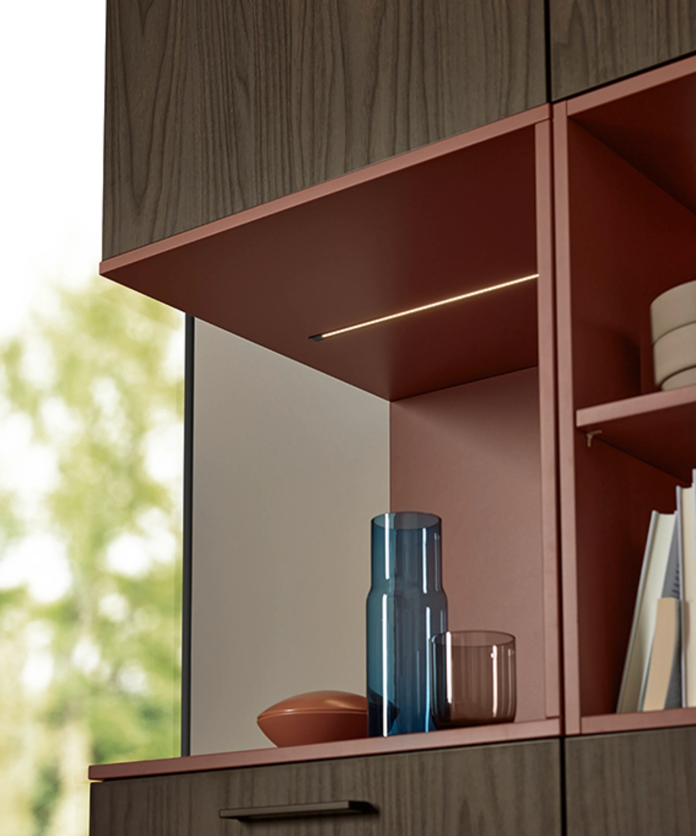 Étagère en bois avec verres et livres, design élégant. Nolte Living.