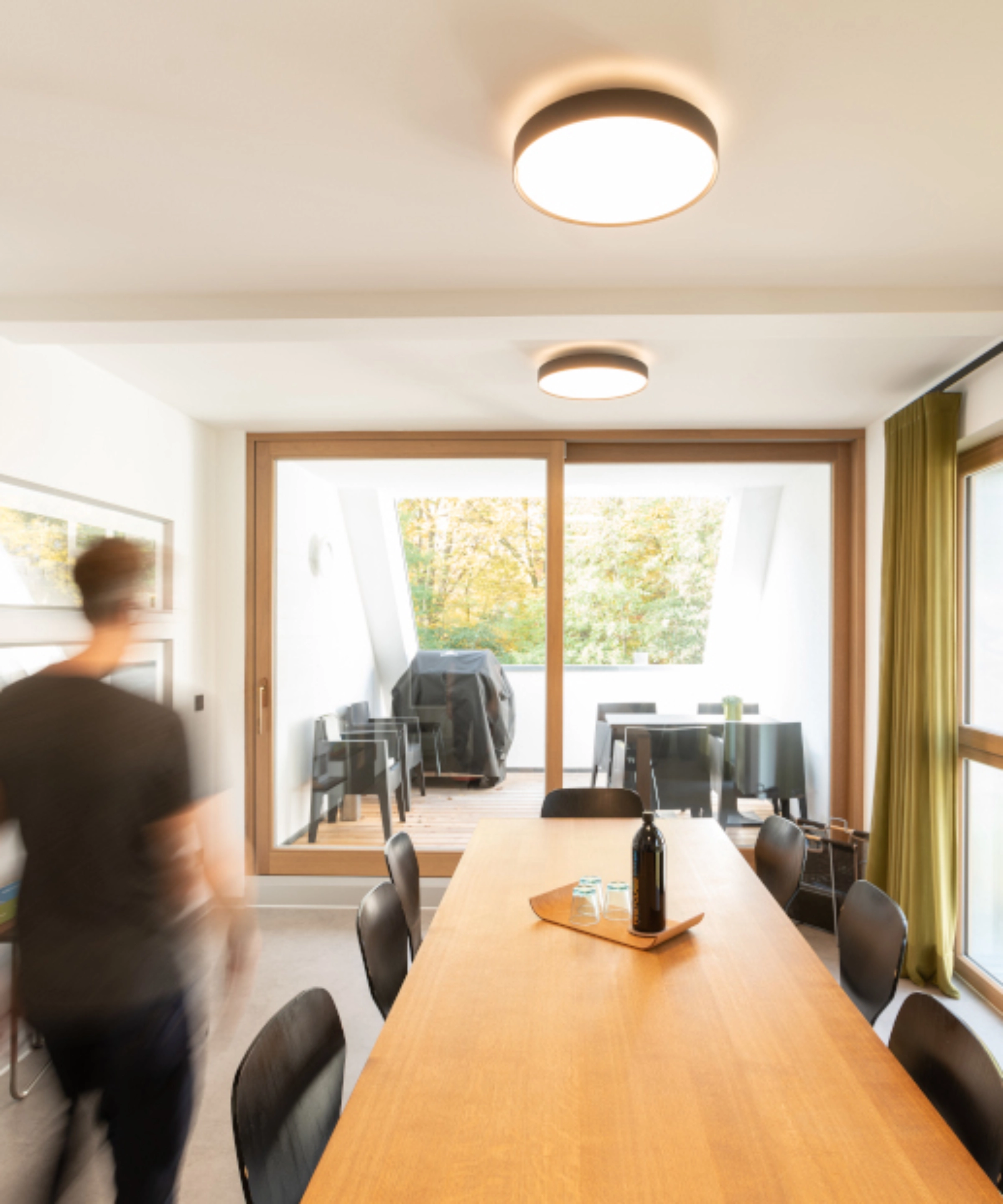 Salle à manger moderne avec grande table et vue sur le balcon, Nolte Living.