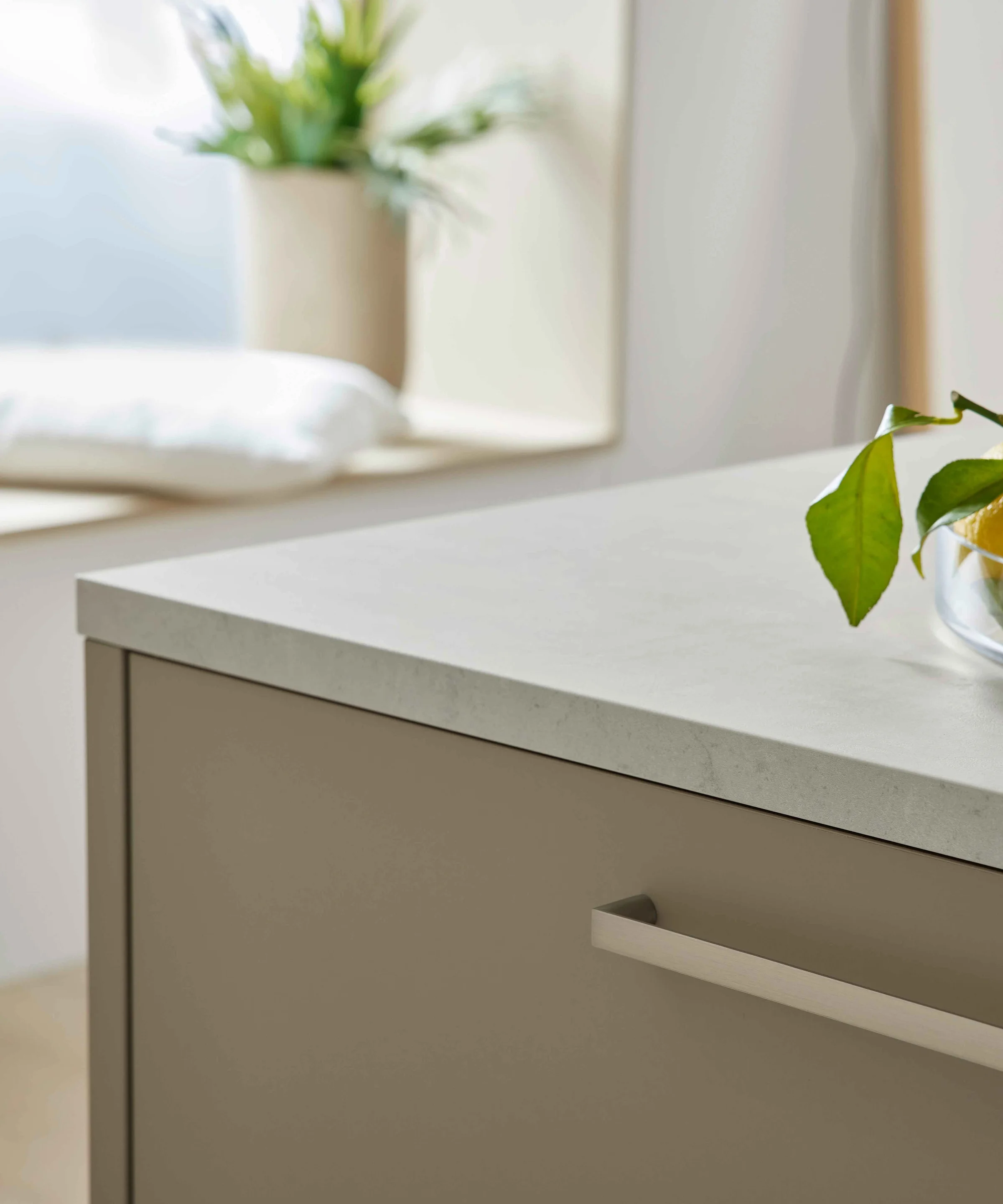 Cuisine moderne avec citrons sur le plan de travail, coin repas en arrière-plan. Nolte Kitchen.