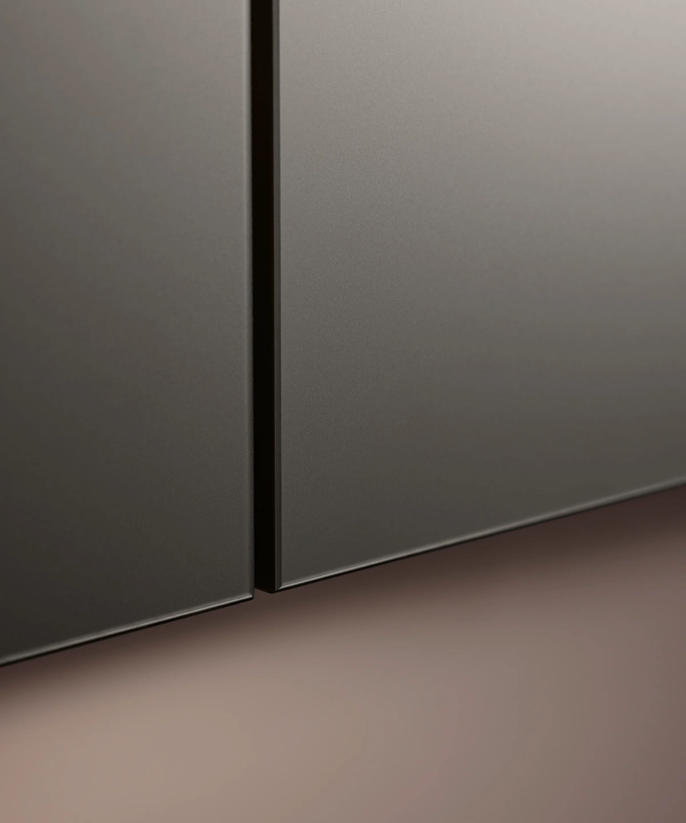 Deux portes d'armoire modernes et épurées au design minimaliste. NolteNeo.