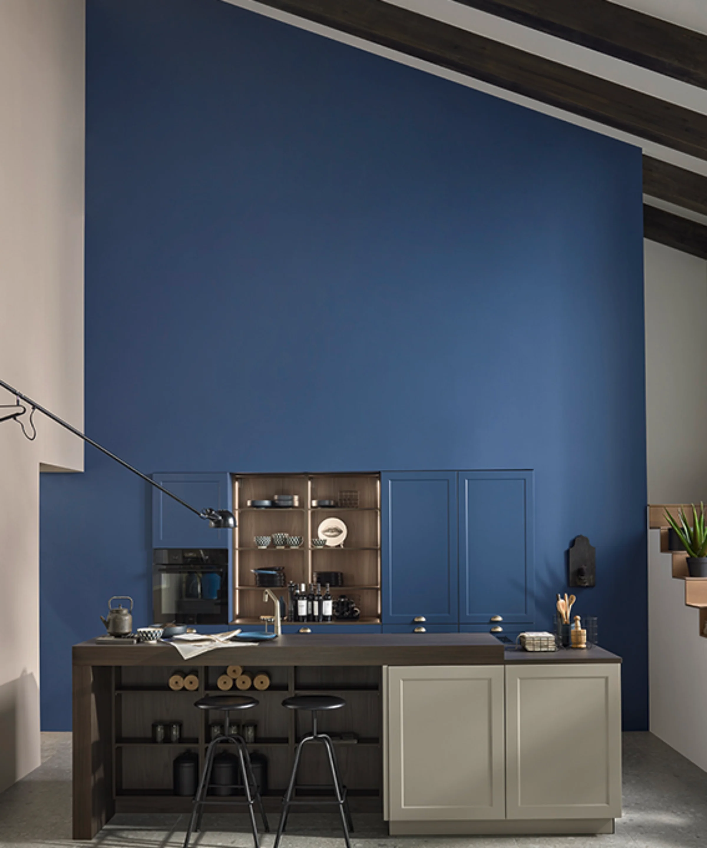 Cuisine moderne avec mur bleu et îlot de cuisson. Nolte Küchen.