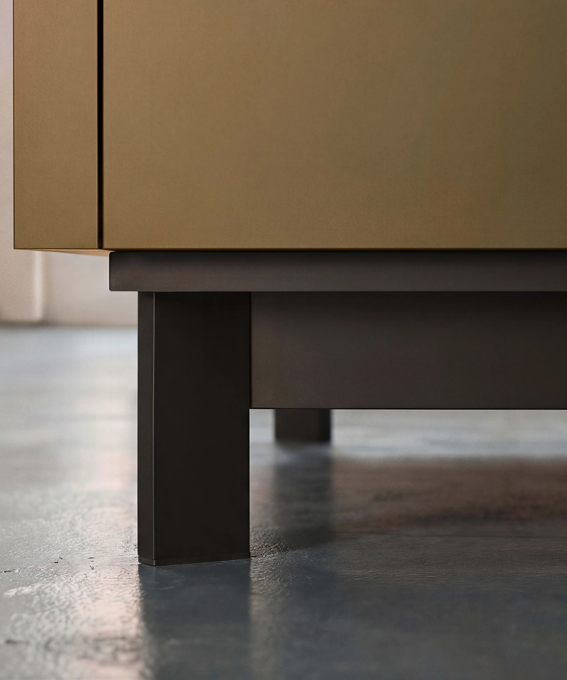 Ein Küchenschrank mit modernem Design steht auf einem glänzenden Boden. Nolte Küchen.