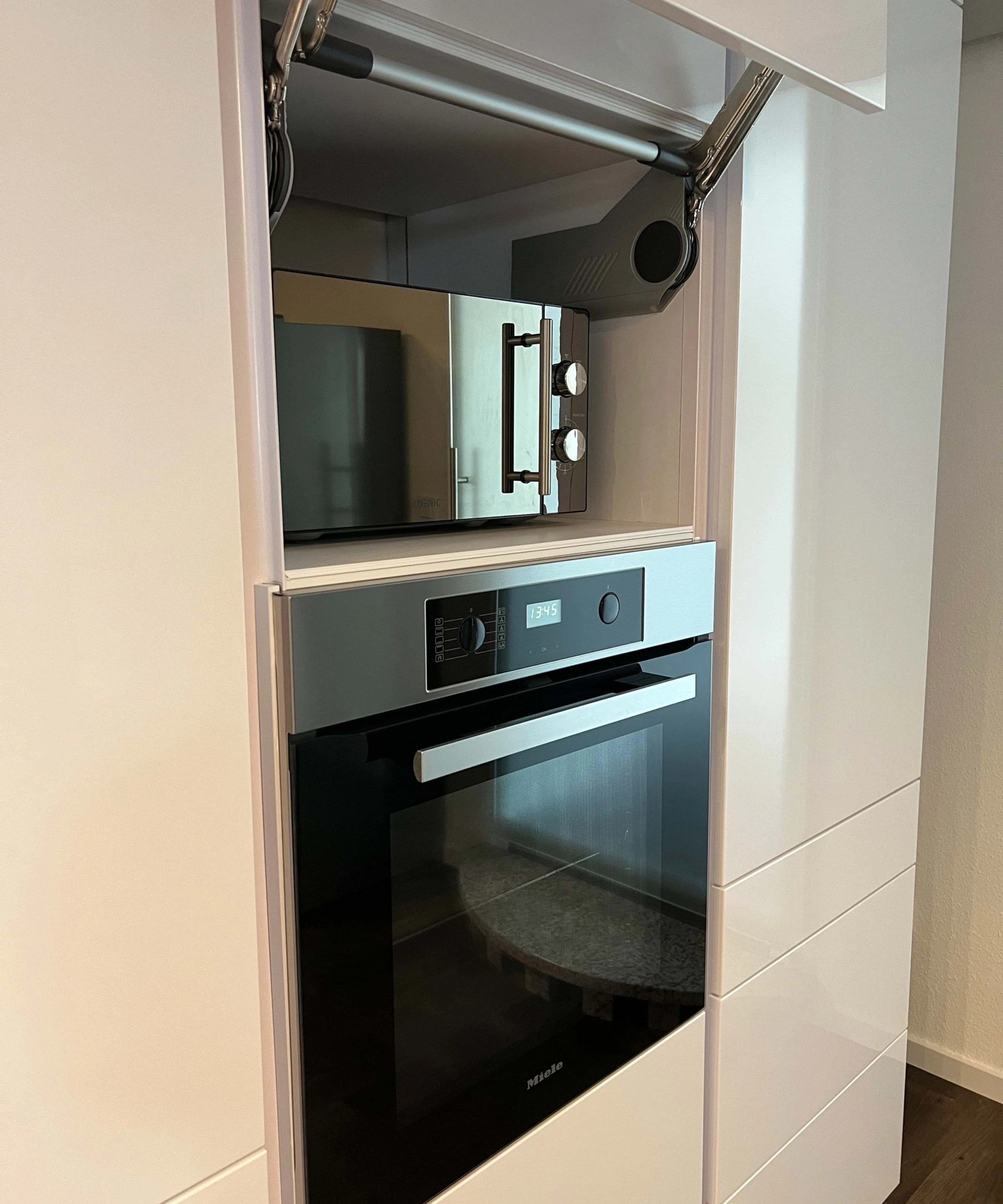 Un four encastré moderne dans une cuisine élégante de Nolte Kitchen.