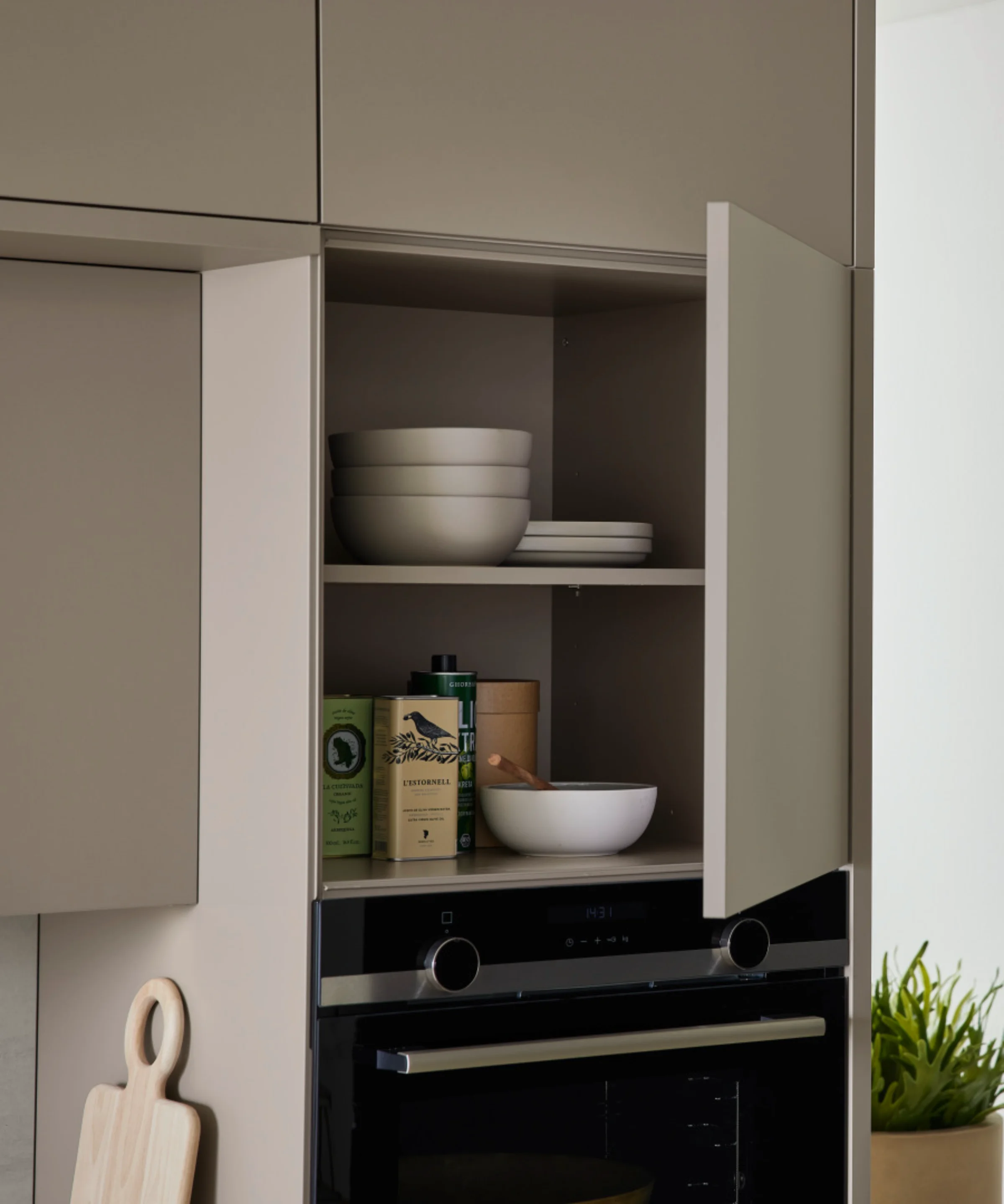 Nolte Kitchen se présente dans une cuisine moderne avec des placards ouverts.