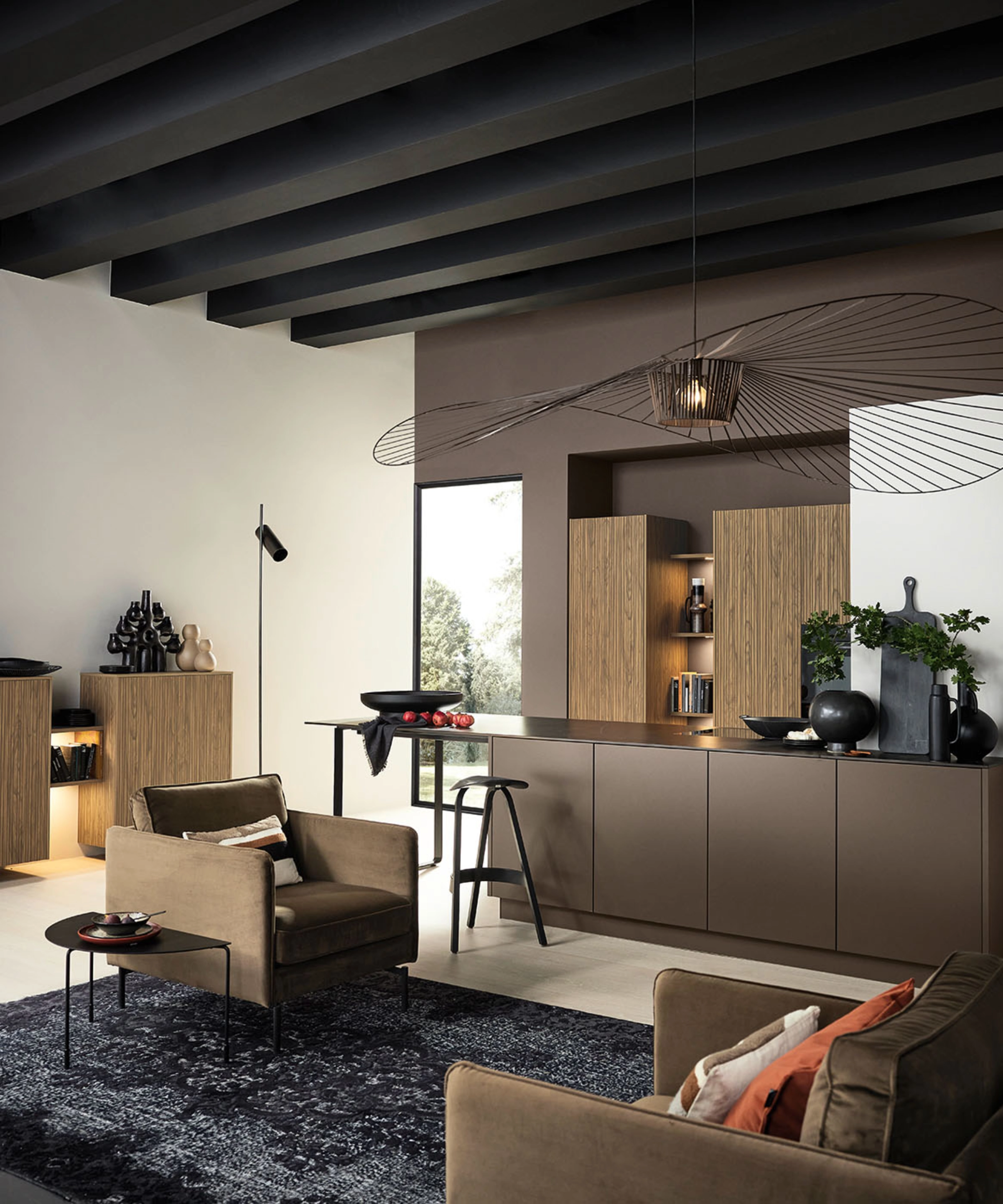 Eine moderne Küche mit Holz- und Brauntönen, stilvoll gestaltet von Nolte Küchen.