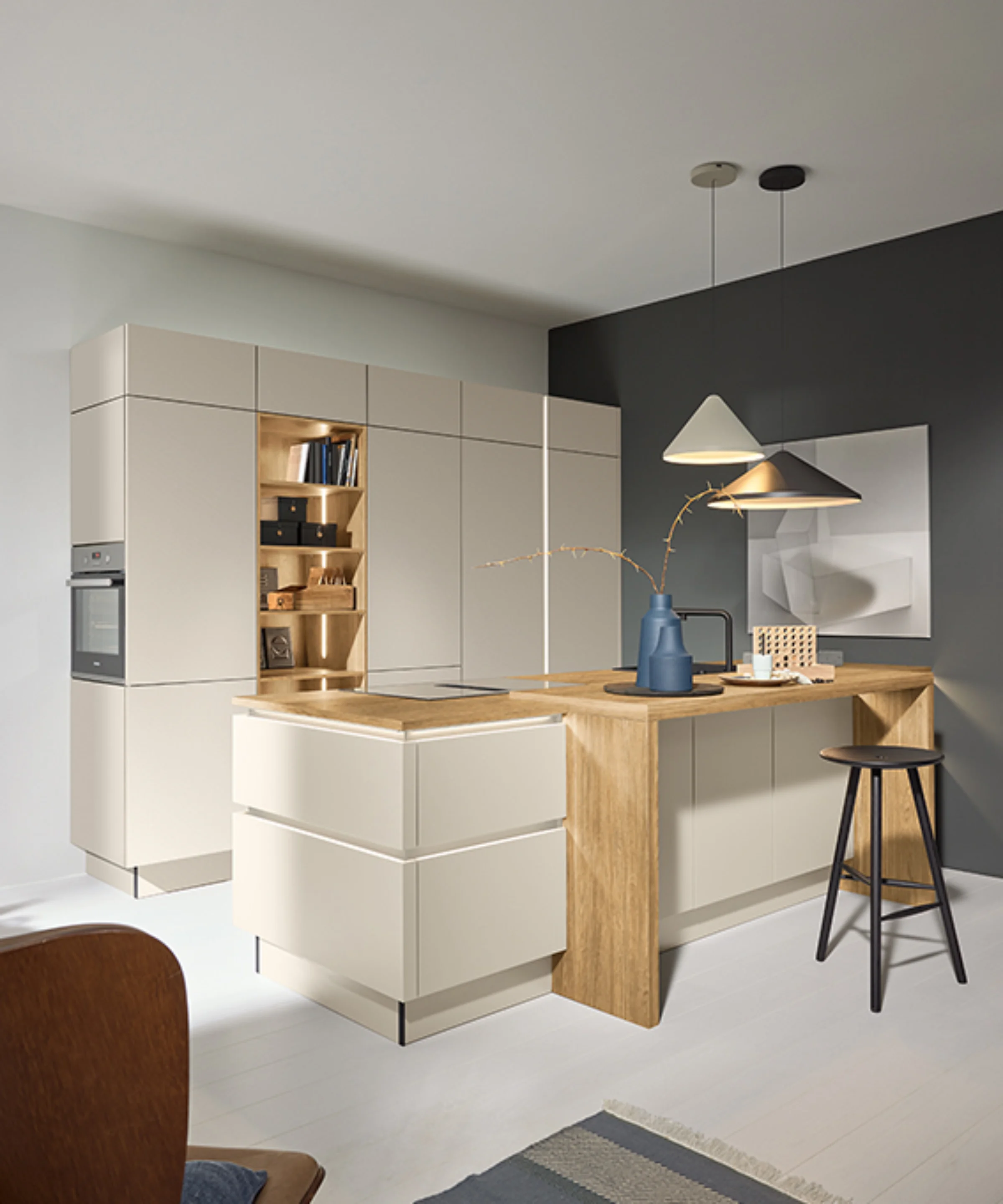 Cuisine moderne et lumineuse avec îlot central et éclairage élégant. Nolte Küchen.