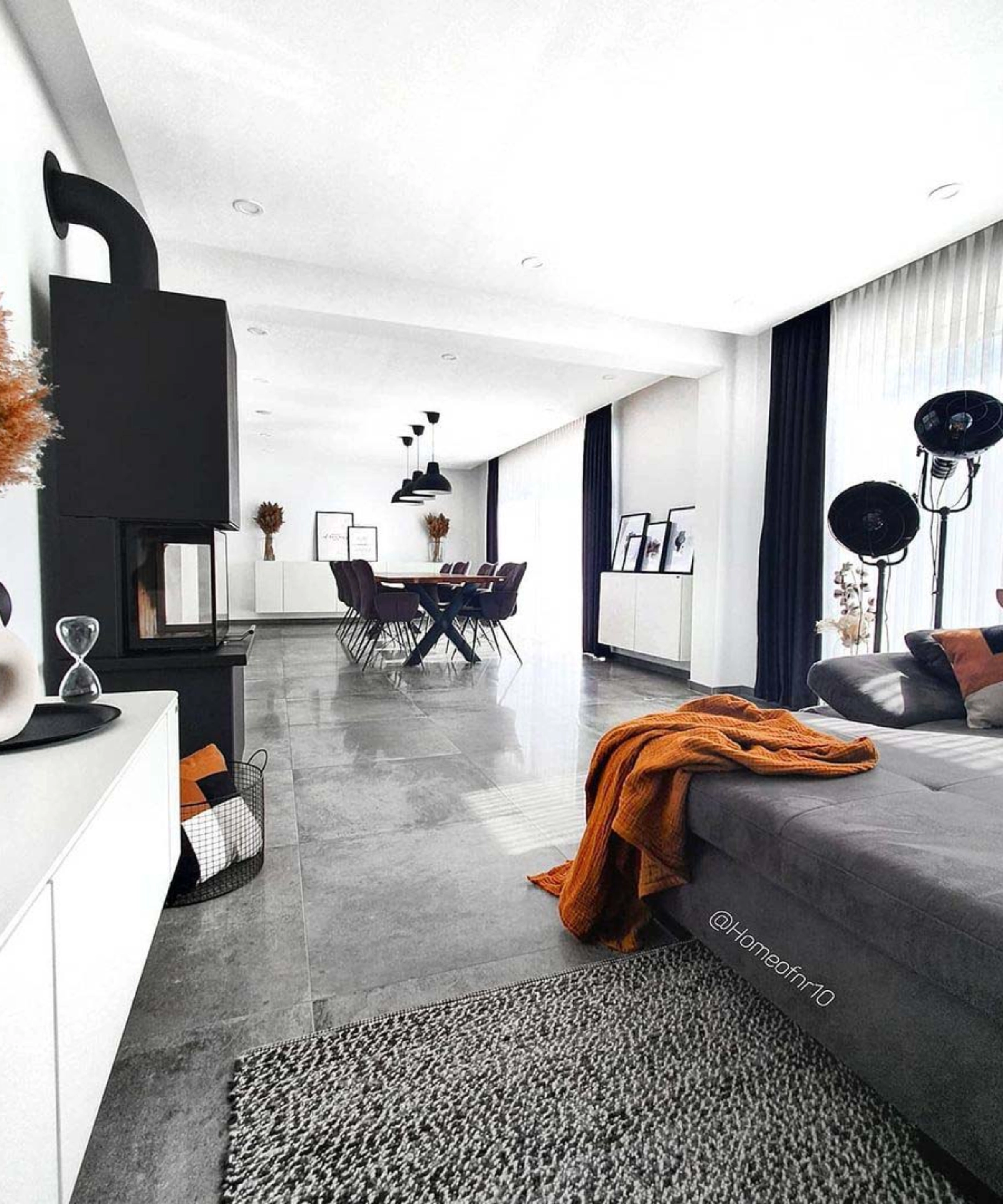 Un salon moderne avec canapé gris et décoration, partie de Nolte Living.