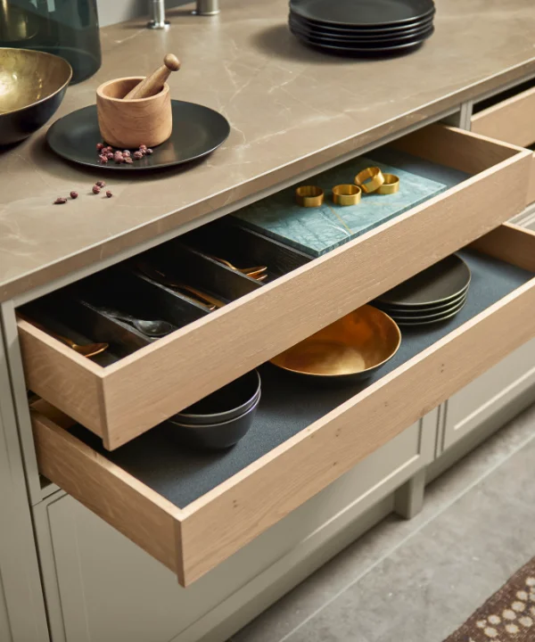 Eine stilvolle Küche mit offenen Schubladen und elegantem Geschirr, präsentiert von Nolte Küchen.