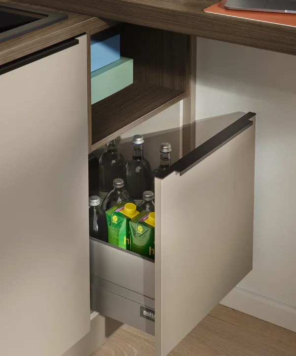 Een open keukenkast toont flessen en kratten, onderdeel van Nolte Kitchen.