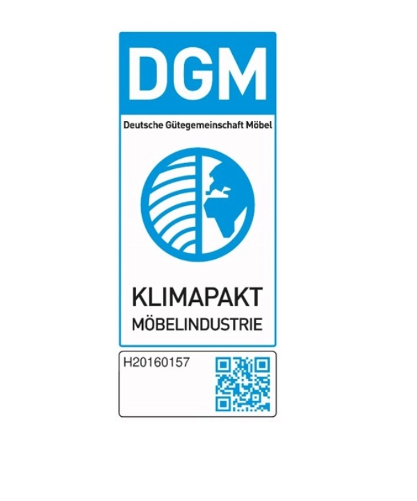 Un label de qualité de la Deutsche Gütegemeinschaft Möbel montrant le pacte climatique de l'industrie du meuble.