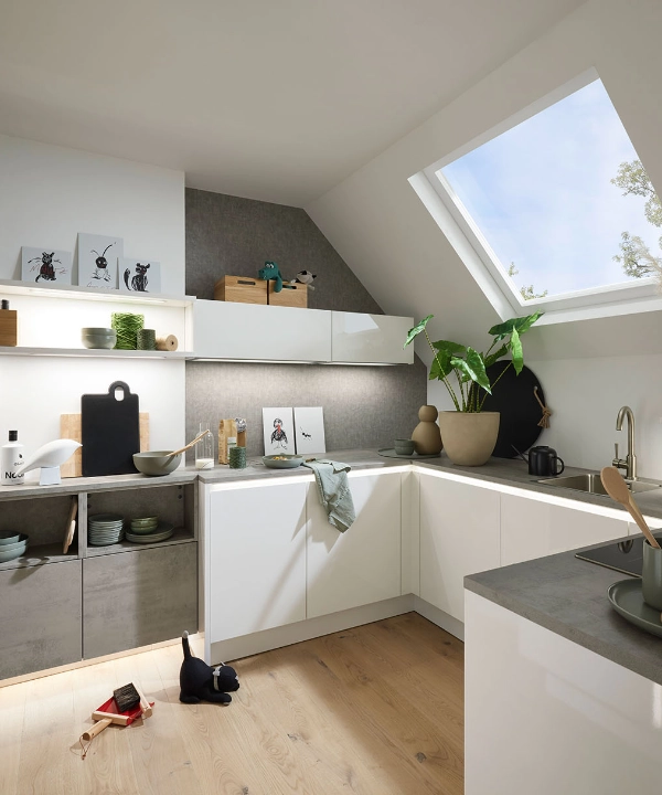 Une cuisine moderne avec des armoires blanches et un puits de lumière, conçue par Nolte Kitchen.