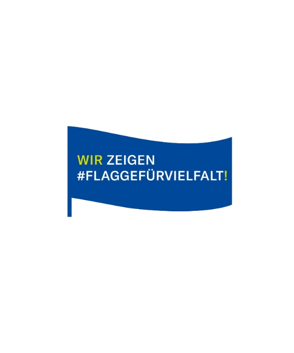 Un drapeau bleu avec l'inscription "Nous montrons #LeDrapeaudeLaDiversité!" flotte au vent.