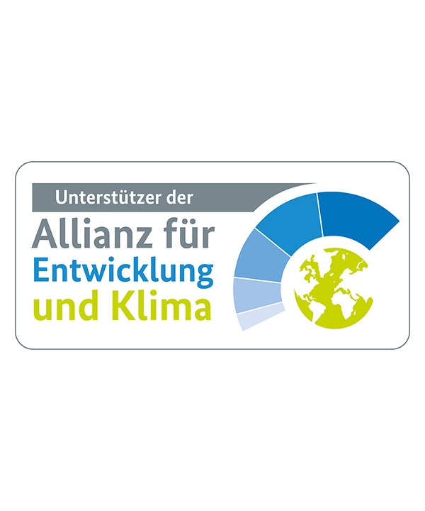 Logo avec le texte "Partenaire de l'Alliance pour le Développement et le Climat" et un globe stylisé.