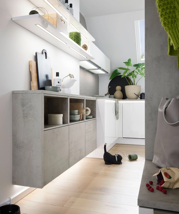 Une cuisine moderne avec étagères ouvertes et plantes, conçue par Nolte Kitchen.