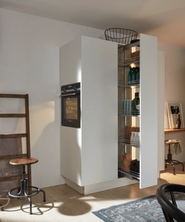 Een moderne bijkeuken met een rek en oven, ingericht door Nolte Bijkeukens.