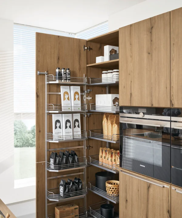 Een open keukenkast met voorraden en houtlook van Nolte Keukens.