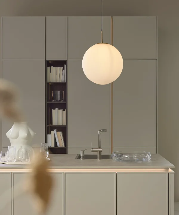 Cocina moderna con iluminación elegante y superficies sofisticadas de Nolte Küchen.