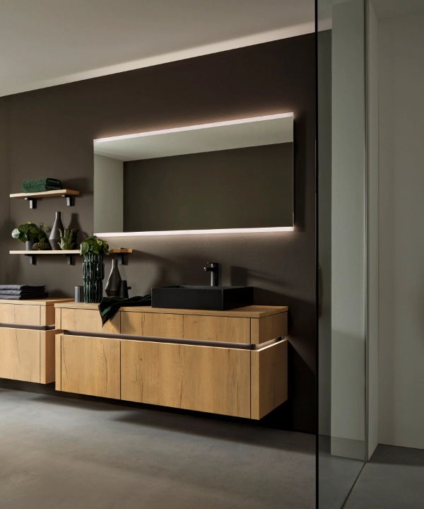 Modernes Badezimmer mit Holzwaschtisch und Regalen, großer Spiegel und Regendusche, Nolte SPA.