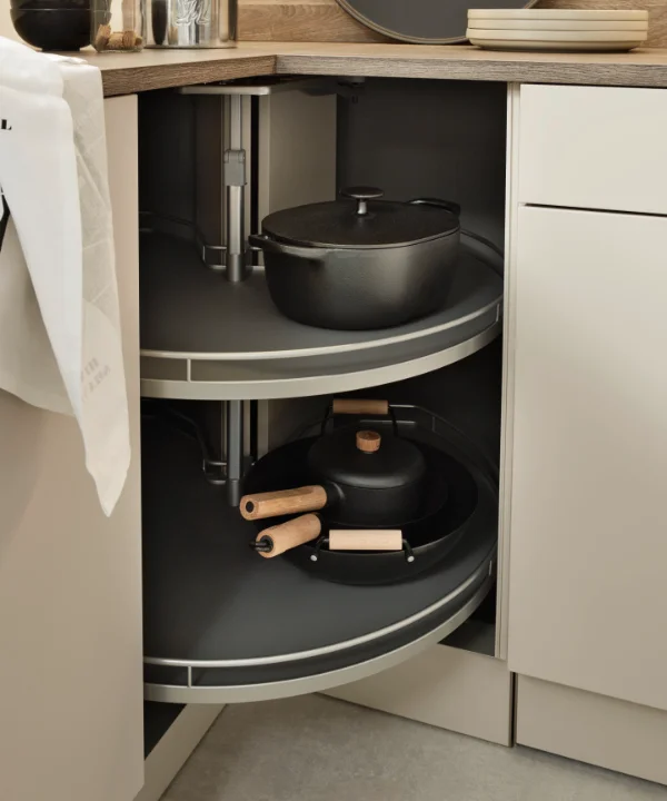 Moderne keuken met hoekkast en potten, Nolte Kitchen is geïntegreerd.