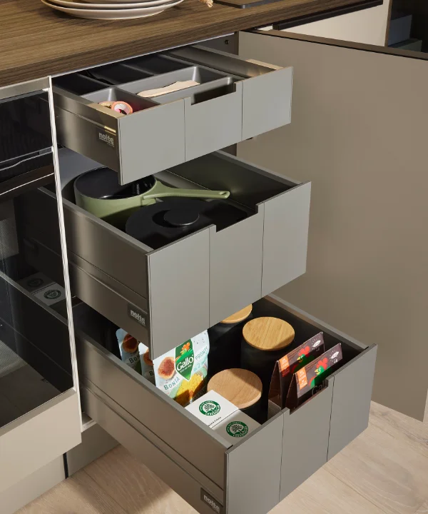 Open lades met keukengerei en kruiden in een moderne Nolte keuken.