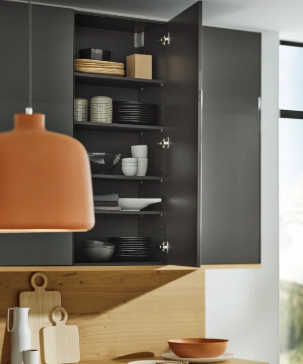 Een moderne keuken met open kast toont servies en houten accessoires, Nolte Kitchen.