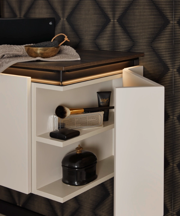 Een modern badkamerrek met cosmetica, onderdeel van het Nolte SPA-ontwerp.