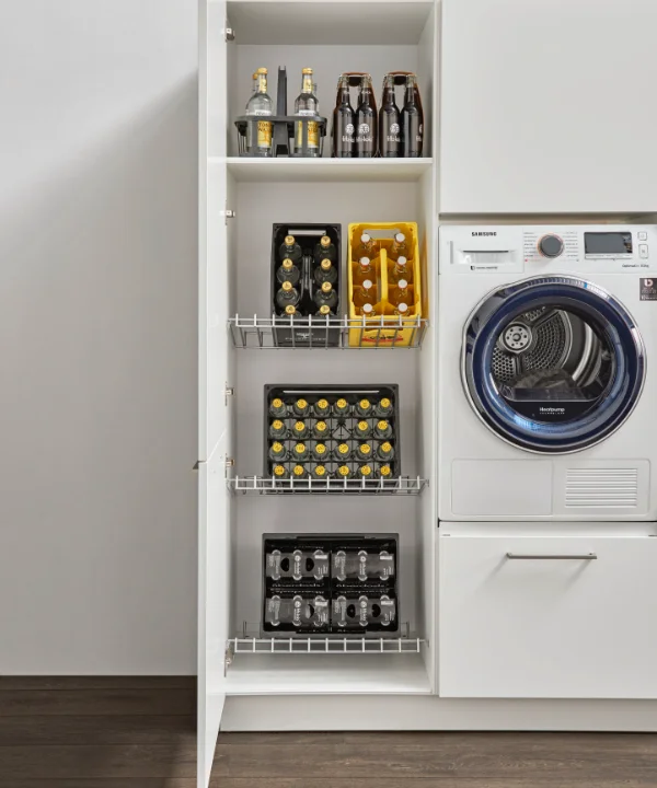Buanderie avec placard intégré et lave-linge, assortie aux buanderies Nolte.