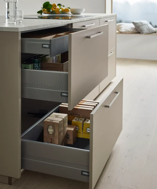Moderne keuken met open lades vol voorraad. Nolte Küchen.