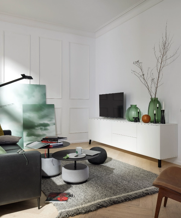 Ein modernes Wohnzimmer mit stilvollen Möbeln und Dekorationen, Nolte Living.