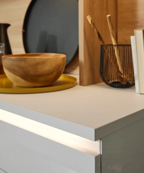 Un moderno bancone da cucina con ciotola in legno e utensili da cucina, Nolte Kitchen.