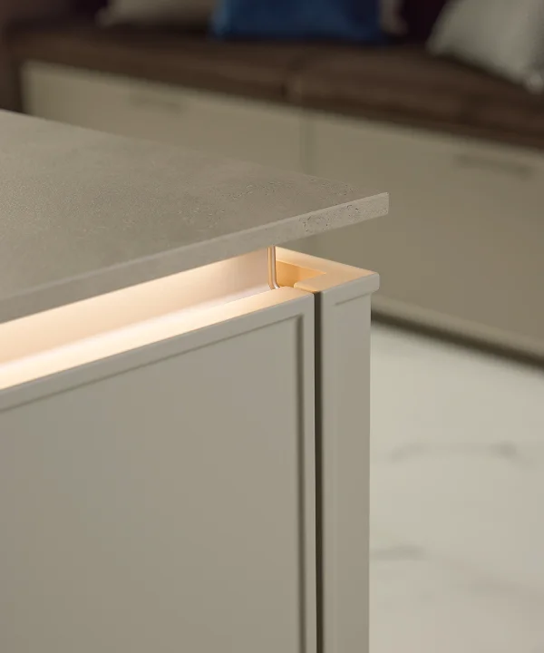Una barra de cocina moderna con iluminación LED, Nolte Küchen.