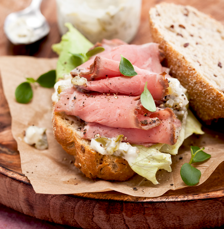 Vollkornbrötchen mit Roastbeef