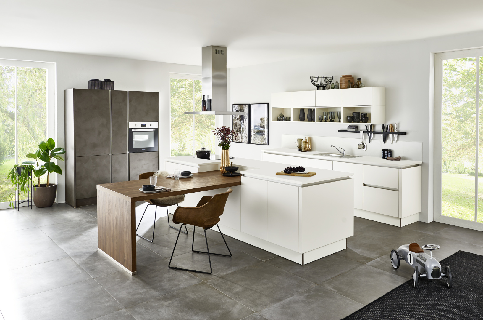 Grifflose Kücheninsel mit Sitzgelegenheit – modern & gemütlich