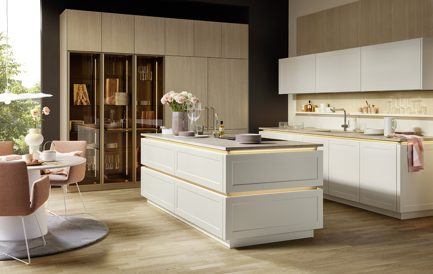 Helle Küche mit Insel in Beige & Holz